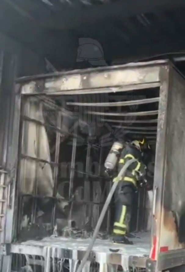 Baterías para vehículos eléctricos desatan incendio en una agencia de autos de la GAM