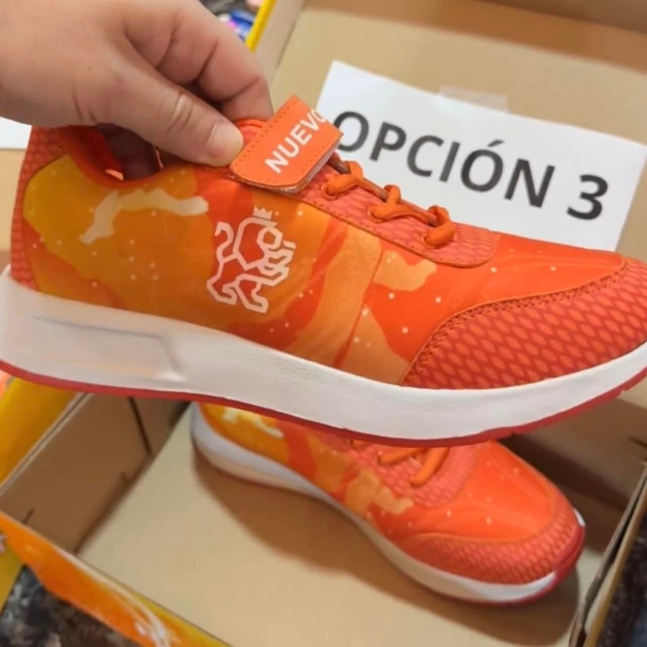 Así son los tenis fosfo fosfo que Samuel García entregará en escuelas