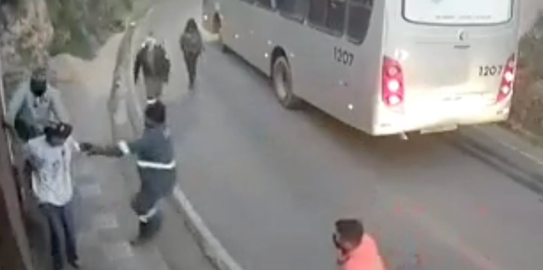 Hombres defienden a mujer agredida