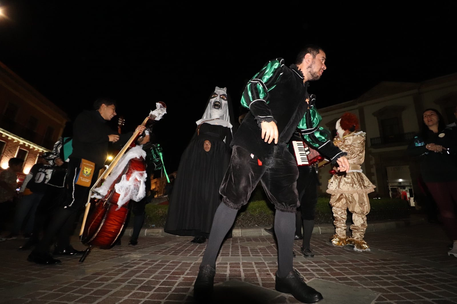 Guanajuato celebra el Día de Muertos con callejoneadas, recorridos y videomapping.