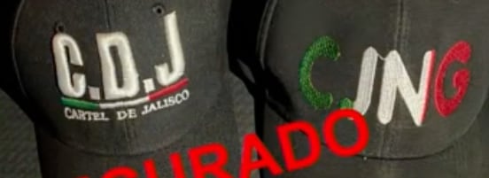 Gorras con el logo CJNG de los presuntos atacantes de Ciro Gómez Leyva