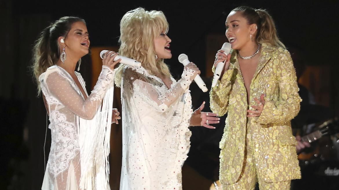 Rinden emotivo homenaje a Dolly Parton en los Grammy