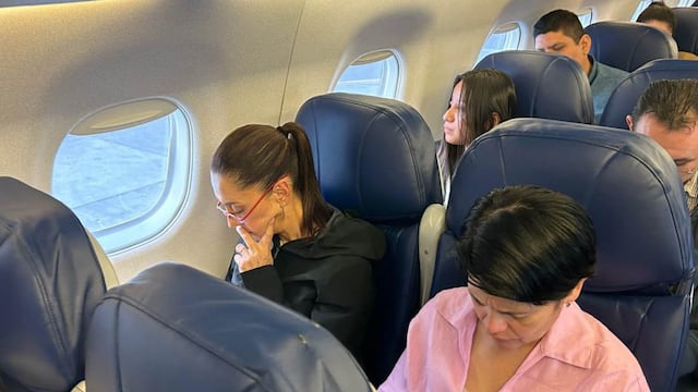 Claudia Sheinbaum, presidenta electa, viajo en vuelo comercial rumbo a Veracruz para sumarse a la gira de Andrés Manuel López Obrador, presidente de México