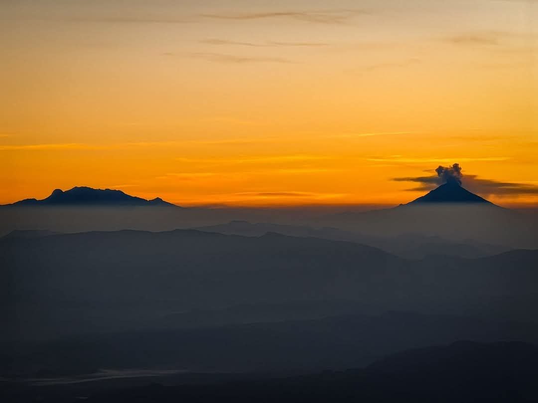 Volcán Popocatépetl nos deja una bonita postal al atardecer hoy 3 de enero