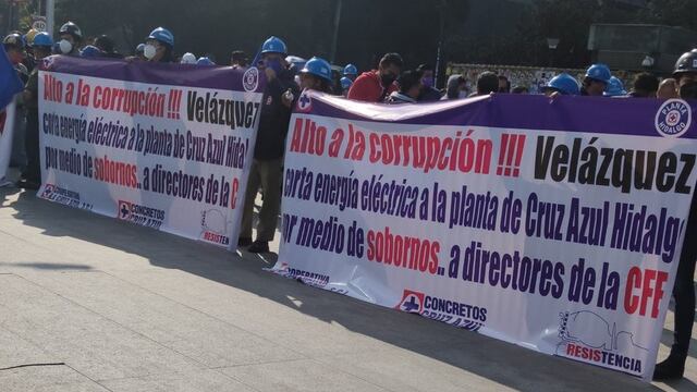 Manifestantes de Cooperativa Cruz Azul y grupo de choque presentan riña  en Reforma