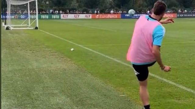 Santiago Giménez marcó un poema de gol con el Feyenoord.