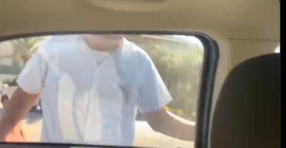 Conductor de Uber sufre ataque de taxistas