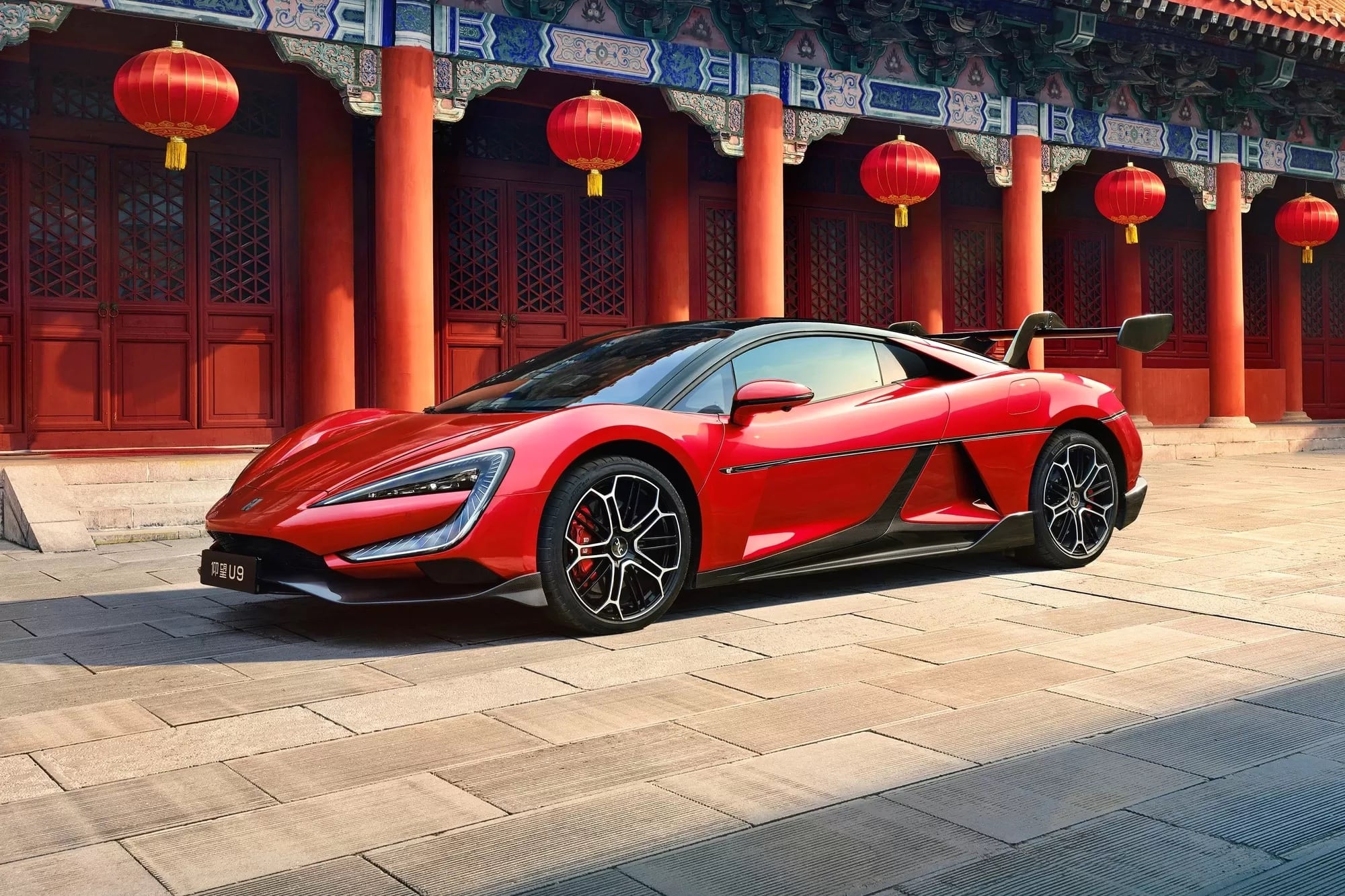 Yangwang U9 de BYD, el auto deportivo que salta y quiere competir con Tesla