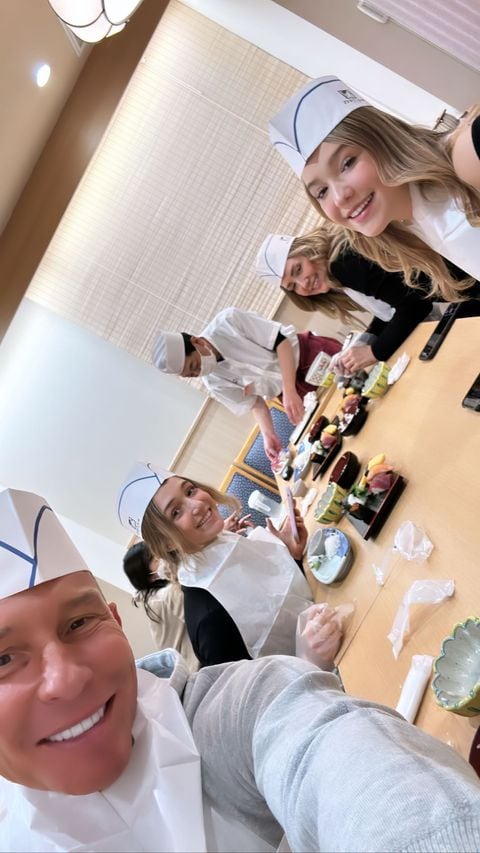 Familia de Andrea Legarrera aprende a preparar sushi
