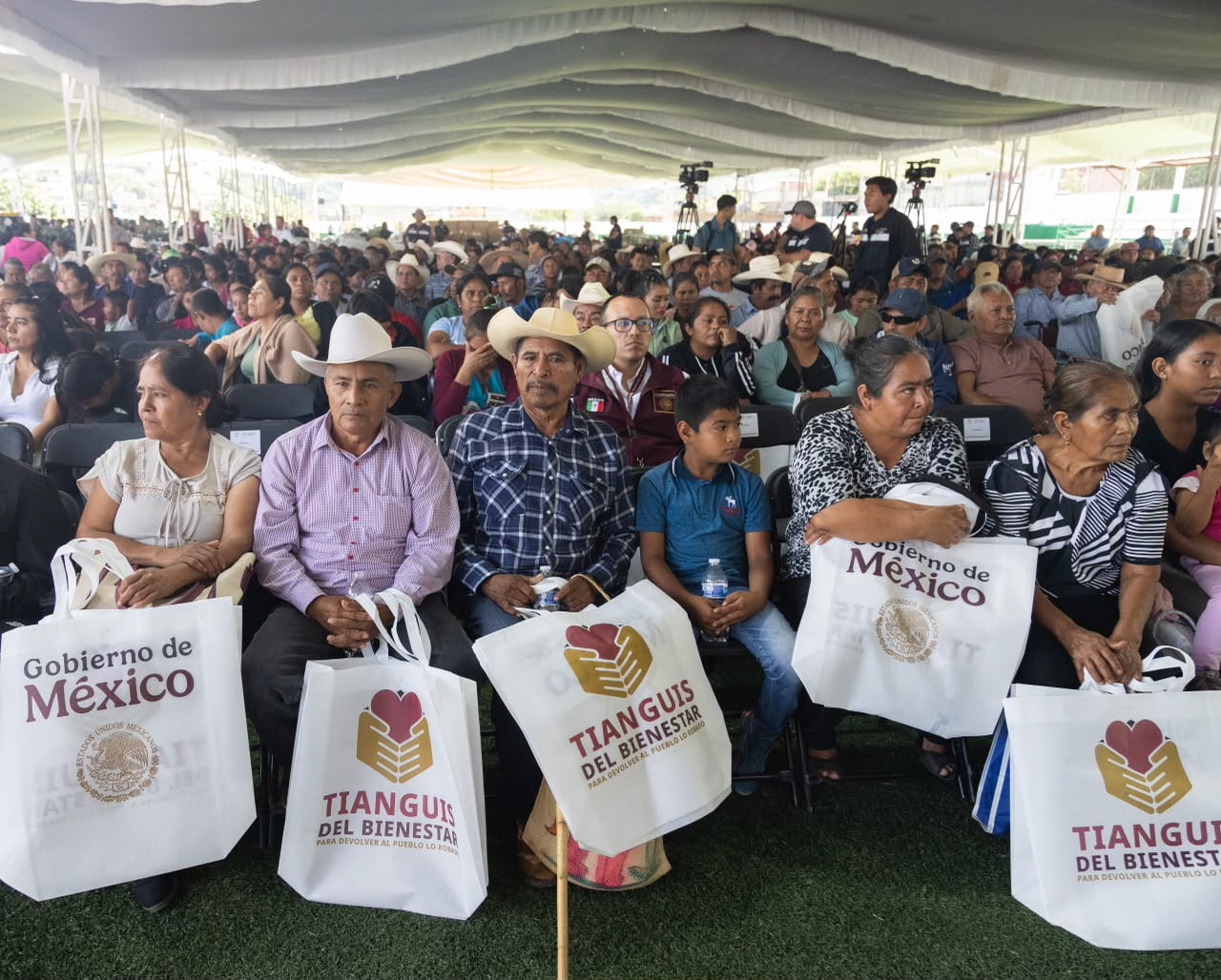 Gobierno de México lleva Tianguis del Bienestar y Sí al Desarme a Olinalá, Guerrero.