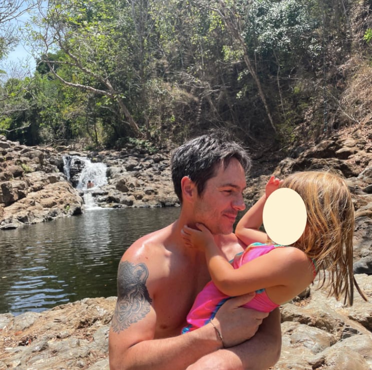 Mauricio Ochmann junto a su hija Kailani