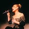 Adele demuestra por qué es la favorita de todos, firmando un vestido de novia en concierto (VIDEO)