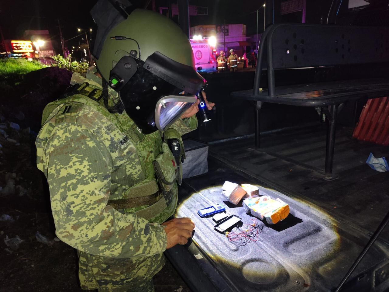 Elektra Metepec; hombre amenaza con explotar una bomba