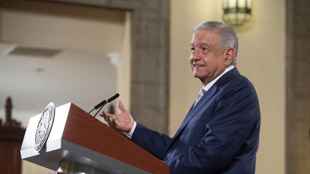 AMLO recomienda a Héctor Aguilar Camín dar clases y vivir de su salario