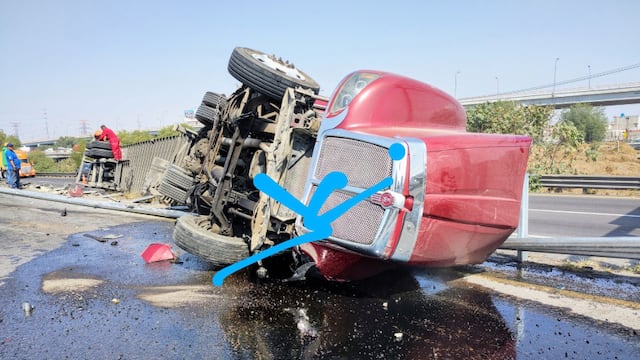 Tráiler accidentado en el Circuito Exterior Mexiquense
