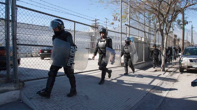 Policías en el Topo Chico. Resguardo.