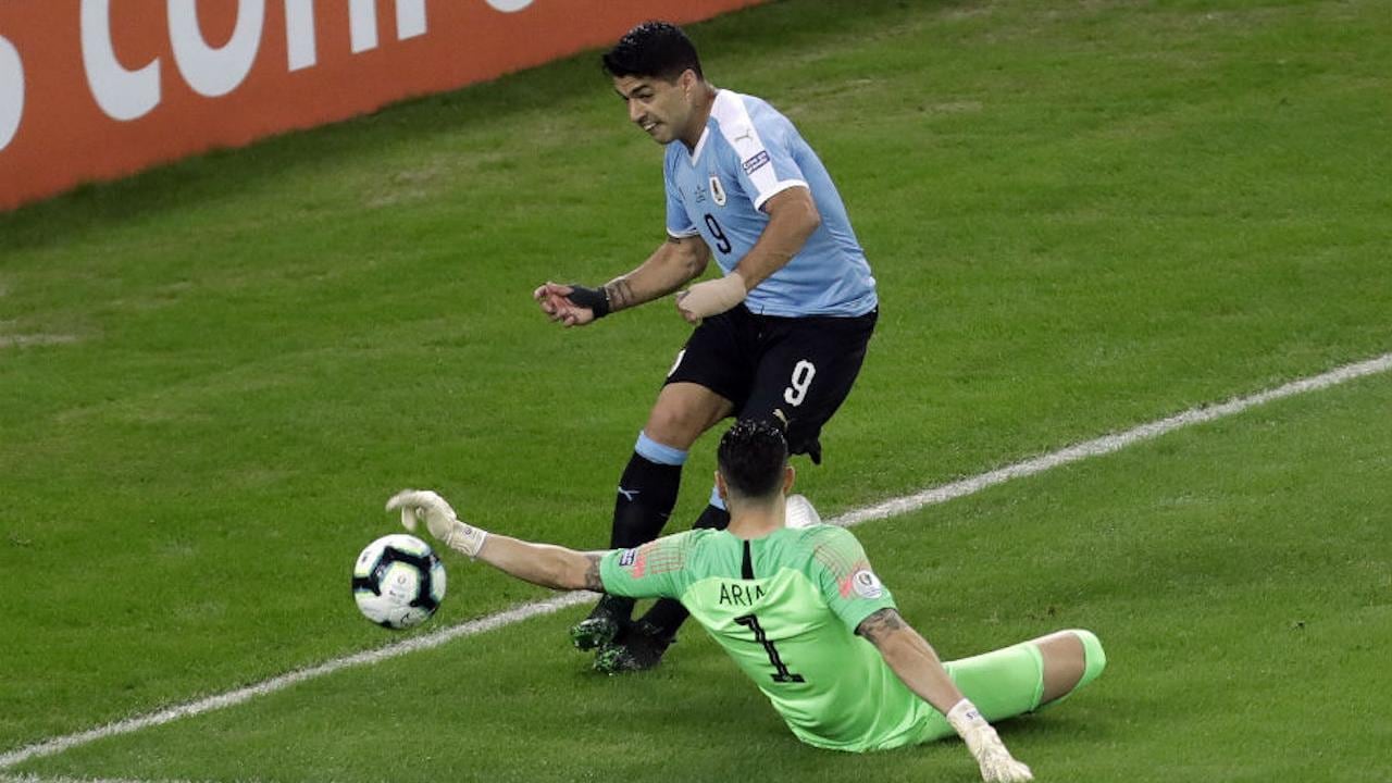 Luis Suárez encaró a Gabriel Aries en inmediaciones del área chica.