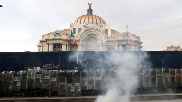 Policías frente a Bellas Artes