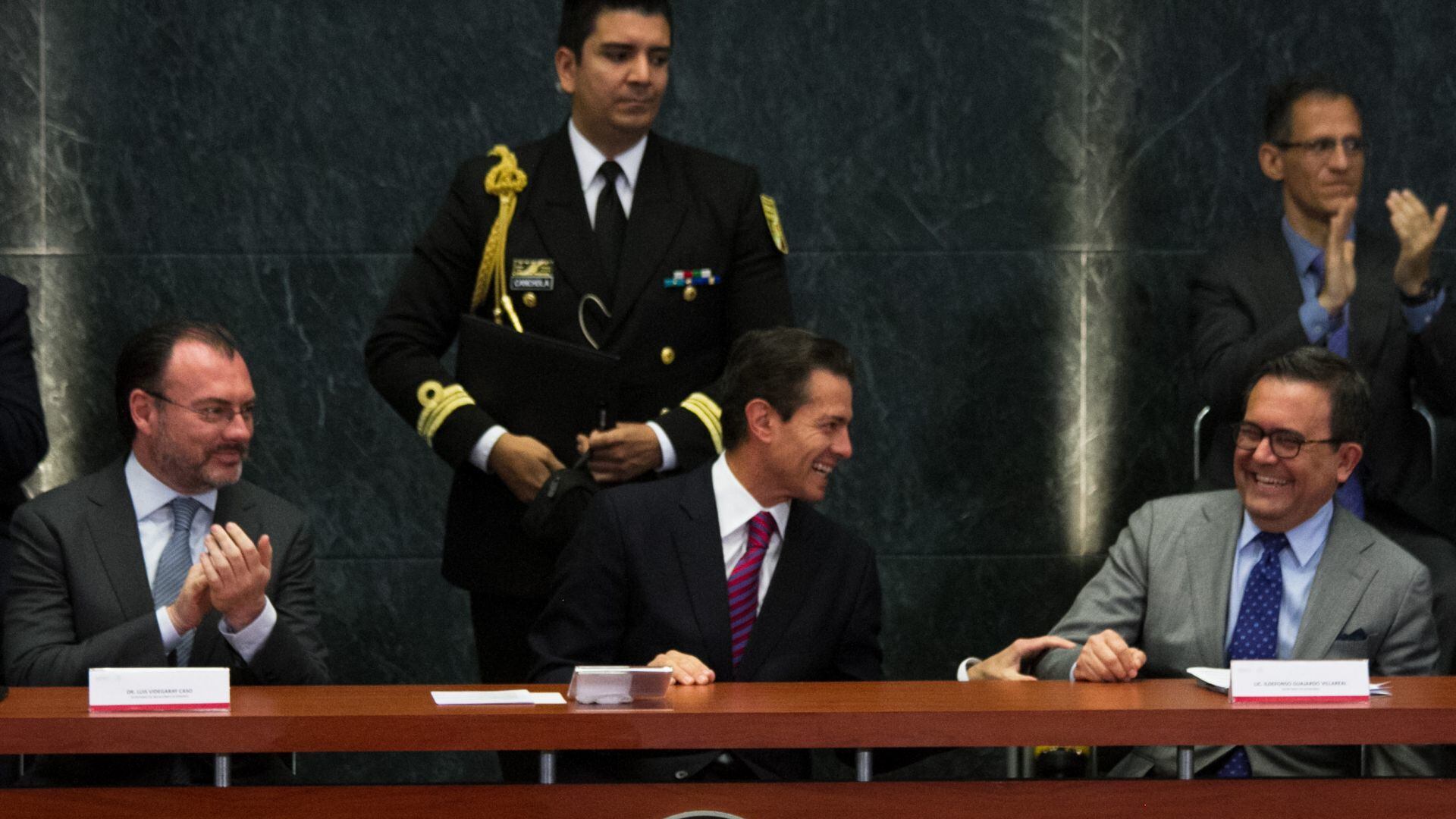 ¿Qué habría pasado si Peña Nieto hubiera subido el salario mínimo?
