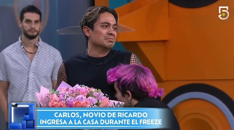 Ricardo Peralta recibe ramo por su novio en La Casa de los Famosos México 2024.