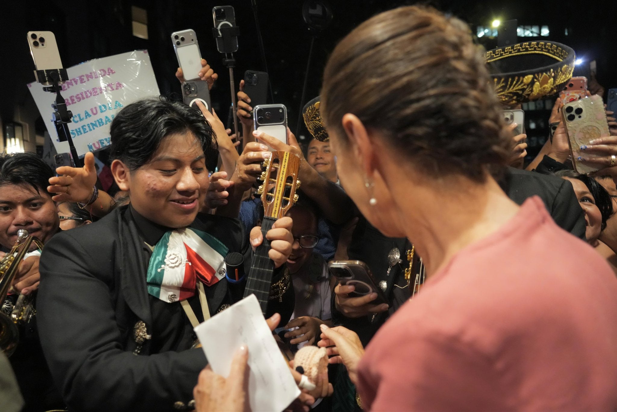 Mexicanos en Nueva York reciben con cariño a Claudia Sheinbaum durante su visita