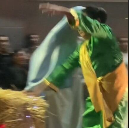 Niño disfrazado de José en el desfile navideño