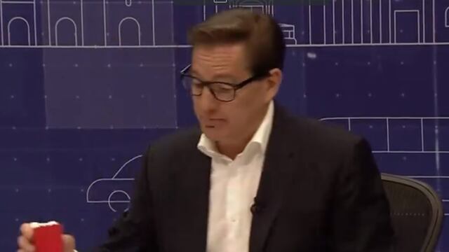 Salomón Chertorivski y sus palomitas en el primer debate de la CDMX