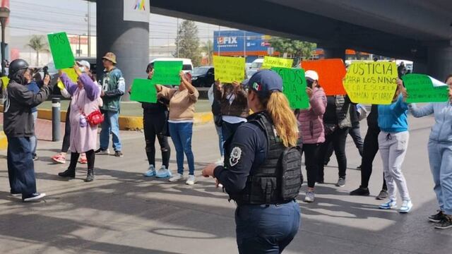 Bloquean avenida José López Portillo en Coacalco
