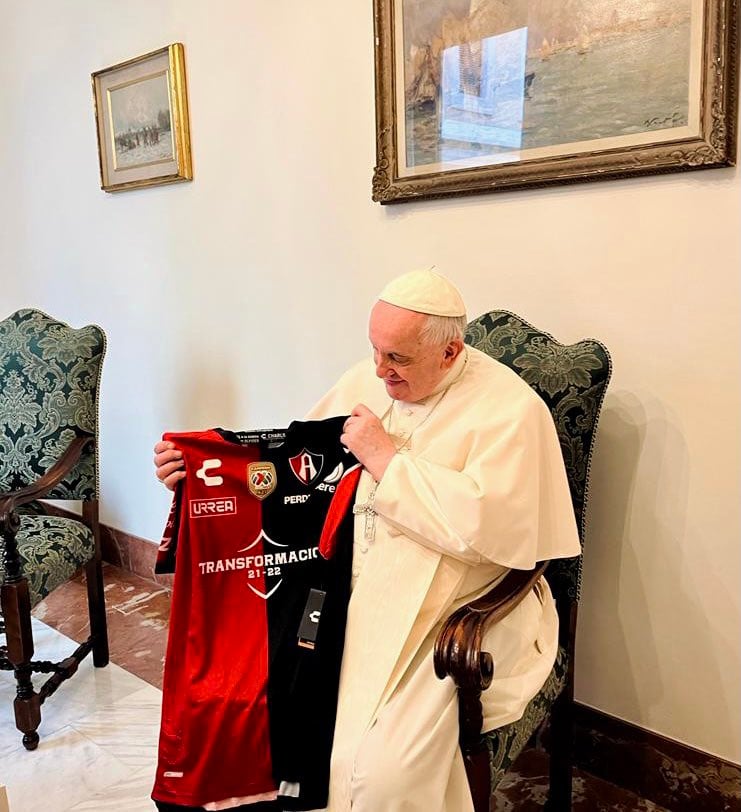 El Papa Francisco recibe la playera del Atlas.