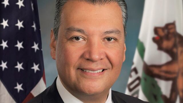 ¿Quién es Alex Padilla? Senador demócrata sacado a la fuerza en conferencia de Kristi Noem en Estados Unidos