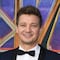 Jeremy Renner desde el hospital, aún destruido, ya sonríe