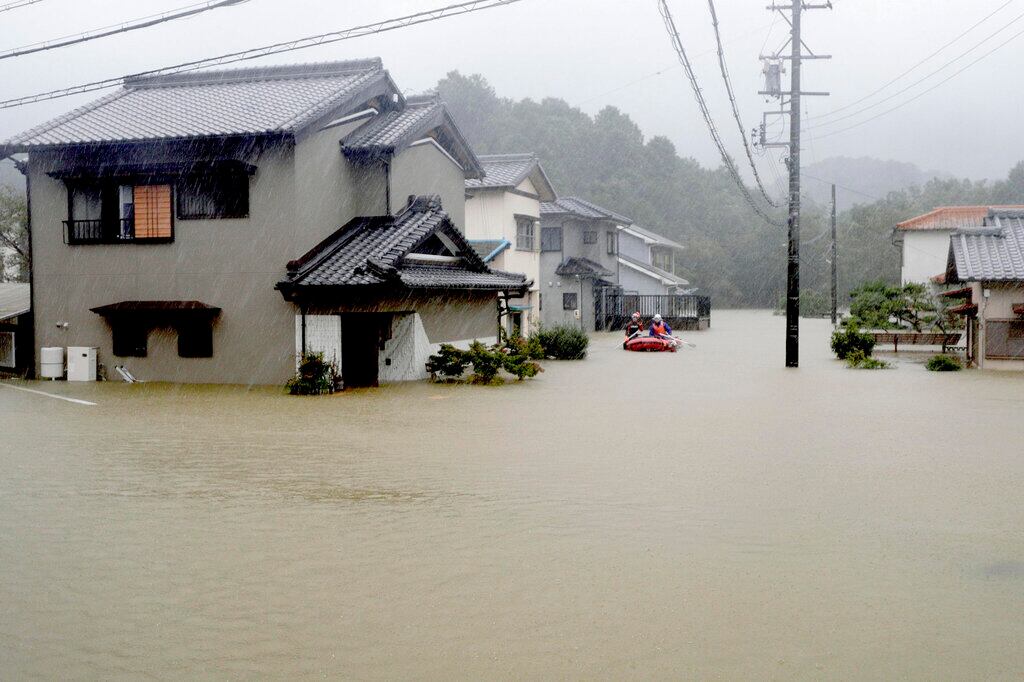 El tifón Hagibis llegó a Japón, acompañado de olas gigantes, lluvias torrenciales y fuertes vientos.