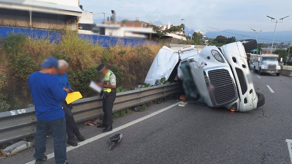 Tráiler se vuelca en la México-Cuernavaca