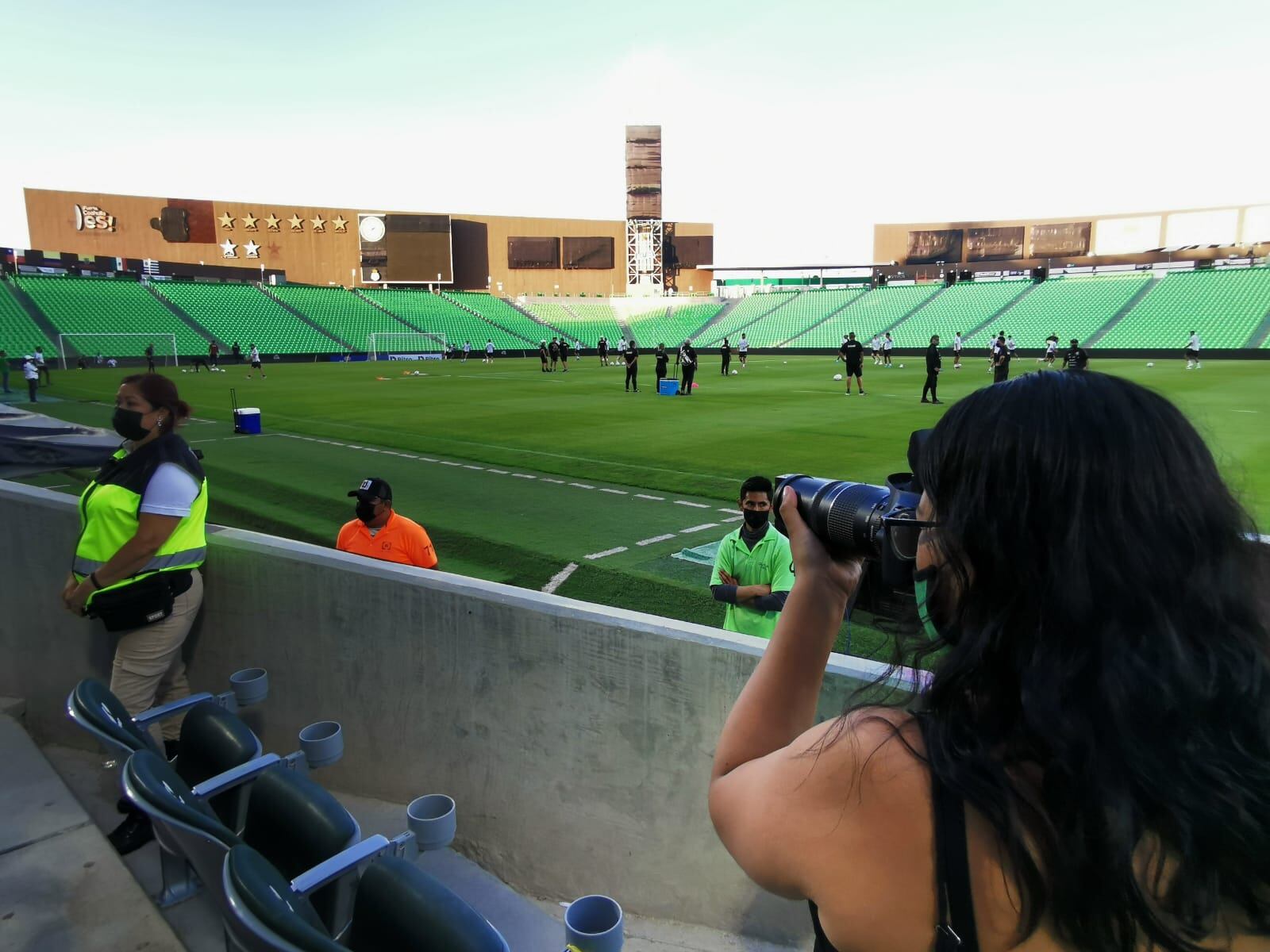 Fernanda Arellano como periodista deportiva