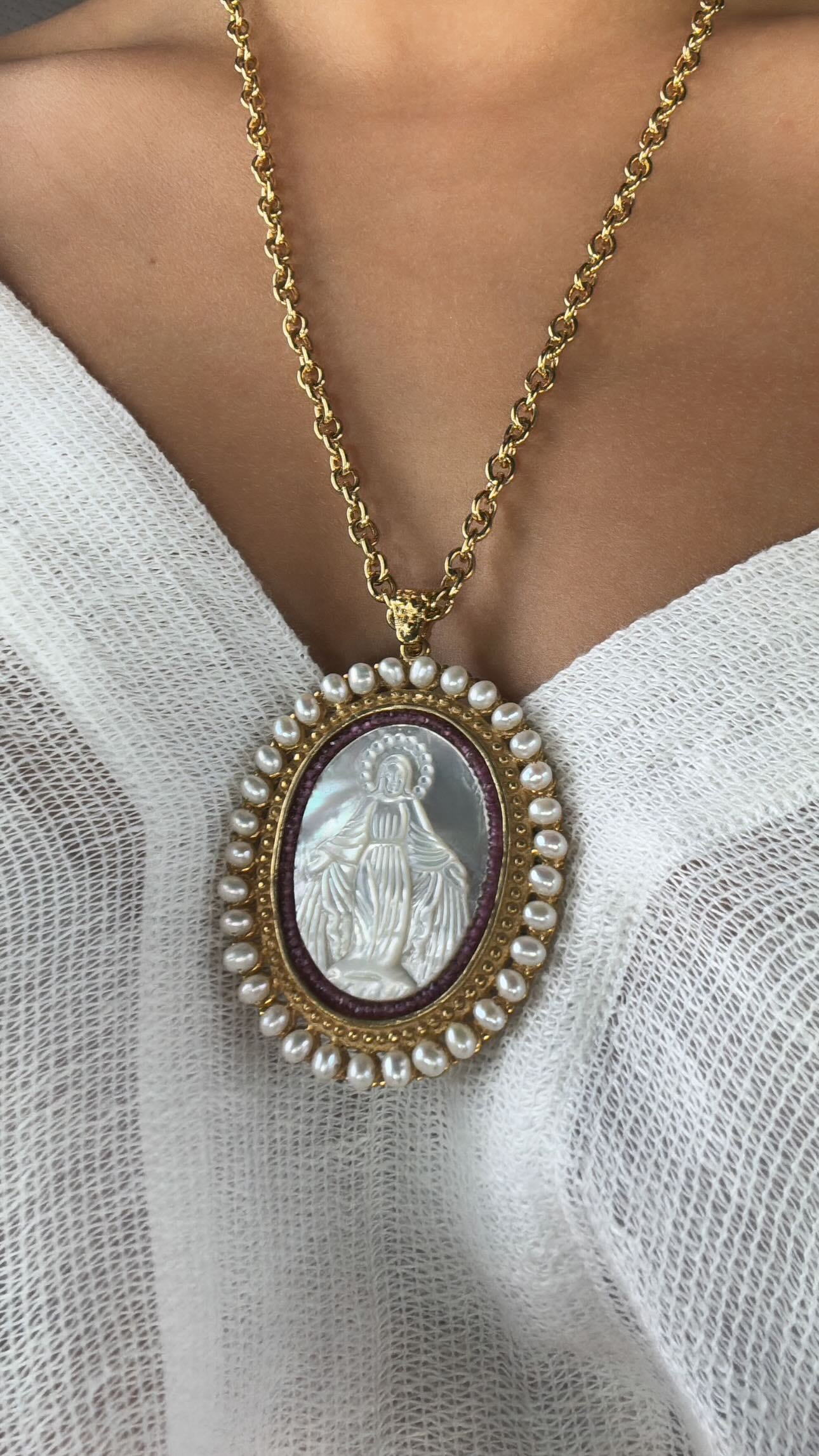 Medalla de la virgen de la dulce espera de Ángela Aguilar.