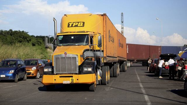 Traileros. Detenidos en el Istmo por temor a los fuertes vientos.