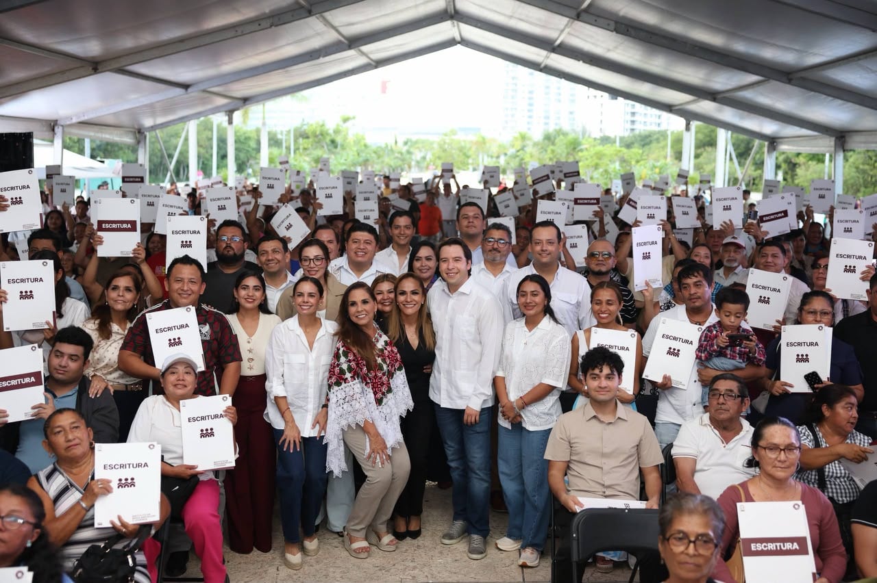 Ana Paty Peralta regulariza terrenos y entrega escrituras a familias de Cancún