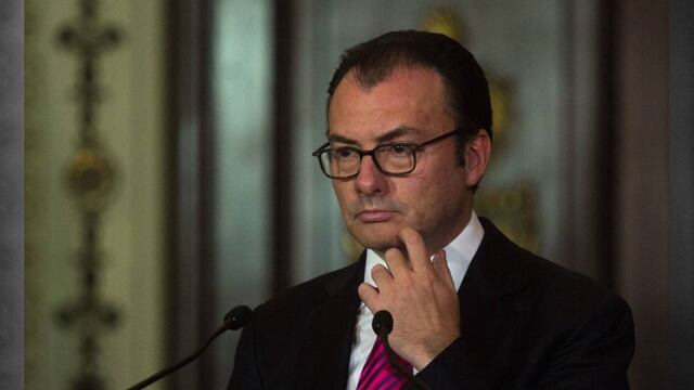 En el encuentro, realizado a puerta cerrada, los perredistas pideron al secretario de Hacienda que explicara los beneficios del impuesto a los refrescos.