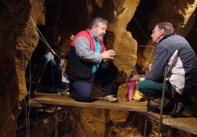 Científicos en cueva de Siberia donde fue hallada la familia