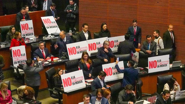 Senadores de las bancadas del PAN y PRI colocaron carteles con la leyenda "No a la dictadura en México"