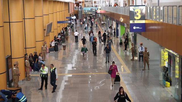 Pasajeros recorren la terminal 1 del Aeropuerto Internacional de la Ciudad de México (AICM)
