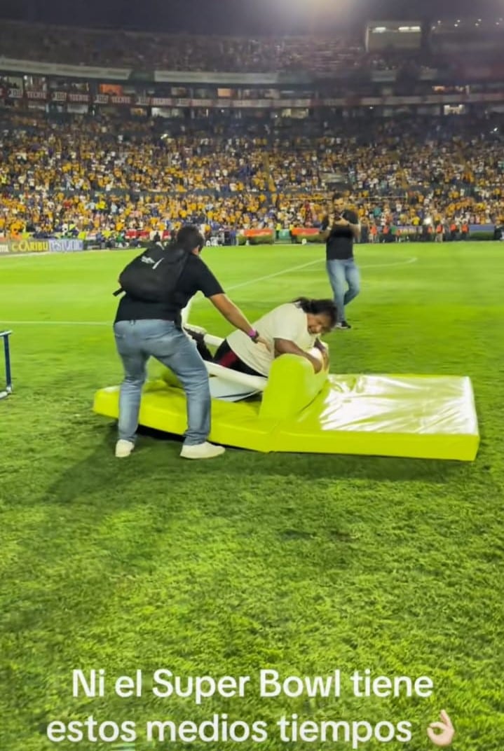 Show de medio tiempo en el partido Club Tigres vs Club Chivas