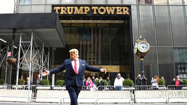 Imitador de Donald Trump frente a la Trump Tower