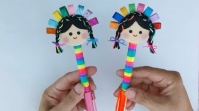 Pluma decorada de muñeca Lele
