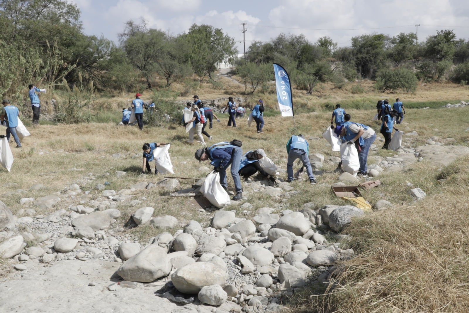 Escobedo y SOSAC realizan labores de limpieza en el Río Pesquería.