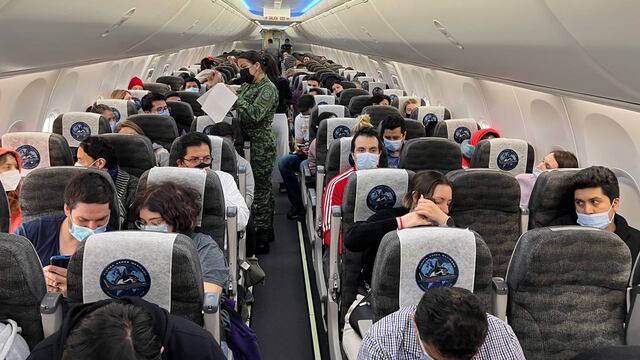 mexicanos evacuados de Ucrania a bordo del vuelo de la FAM/ Marcelo Ebrard