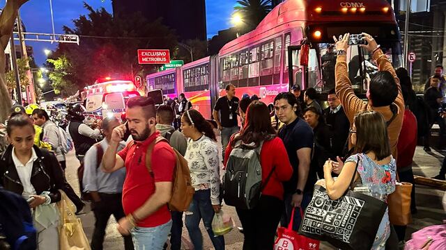 Metrobús choca con motocicleta en Avenida Insurgentes