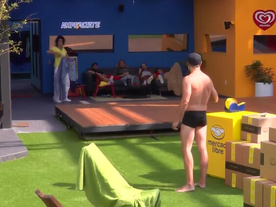 Sergio Mayer desata burlas por sus nalgas "caídas"