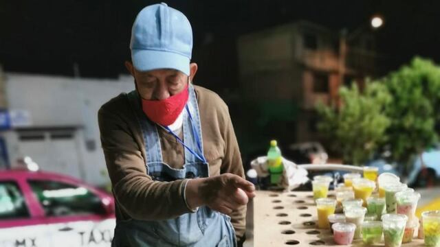 Abuelito vende gelatinas para pagar cirugía