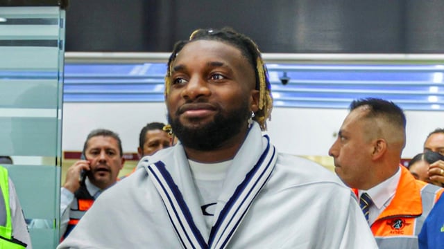 Allan Saint-Maximin en su llegada a México.